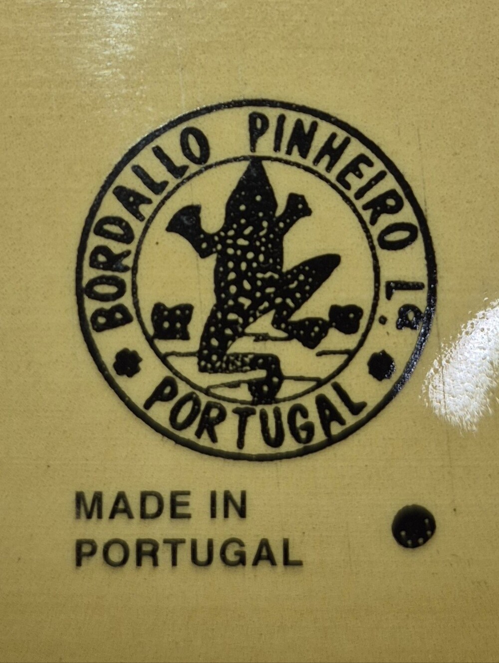 Bordallo Pinheiro Hen & Rooster Majolica Platter: Gold Ceramic - Picture 4 of 4